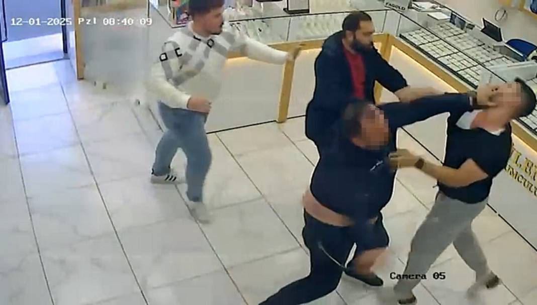 Kuyumcular müşteri için dükkan bastı! Birbirlerini tekme tokat dövdüler 3